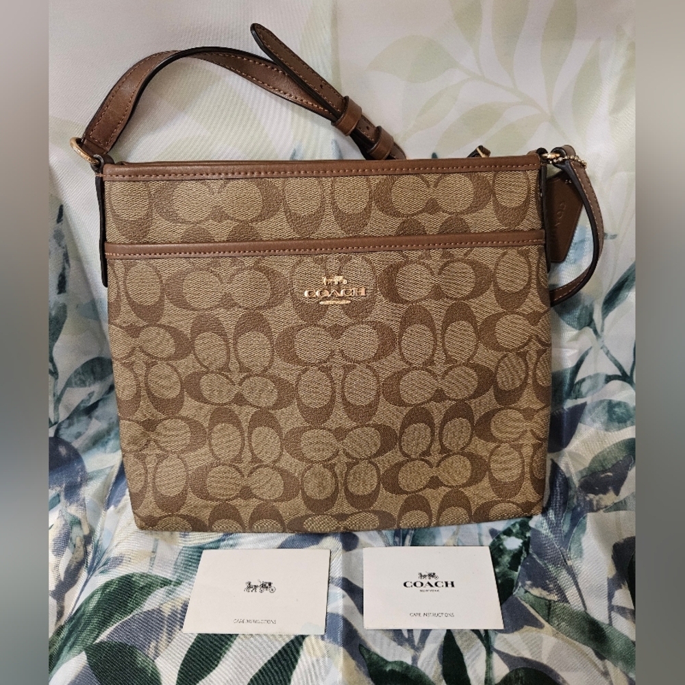 Coach Cross-body Signature Swingpack
